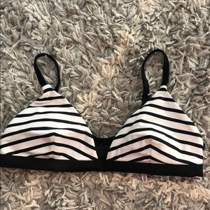 ✨Xhilaration Bikini Top (M)